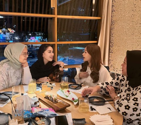 10 Portraits of Ayu Ting Ting's Iftar with Non-Artist Friends