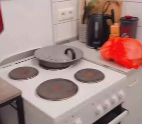 10 Pictures of Bunda Corla's Small Kitchen in Germany, Often Used for Live Streaming