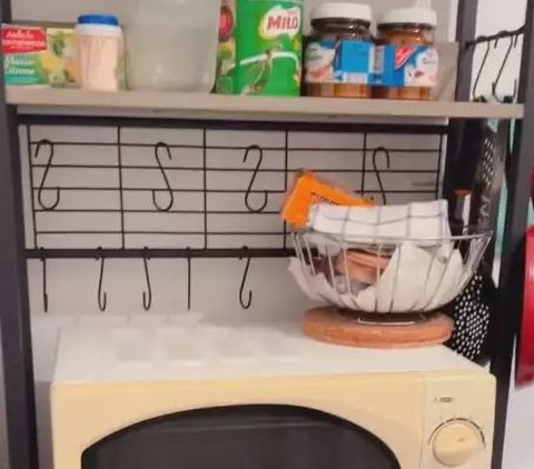 Mother Corla organizes her kitchen to keep it comfortable. She adds a shelf to arrange the oven and other cooking needs.