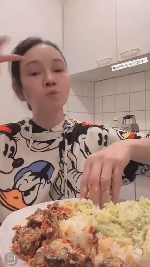 Bunda Corla pun kerap membagikan momennya di dapur saat live Instagram.<br>