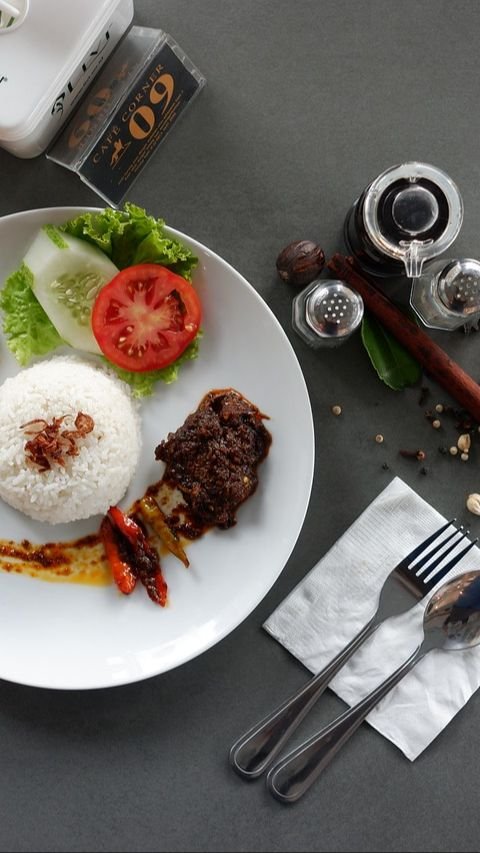 Bagaimana? Sudah siap untuk menghadirkan rendang di lebaran tahun ini? Jangan lupa siapkan nasi hangat atau ketupat dan sajikan setelah sholat Ied. Selama mencoba!