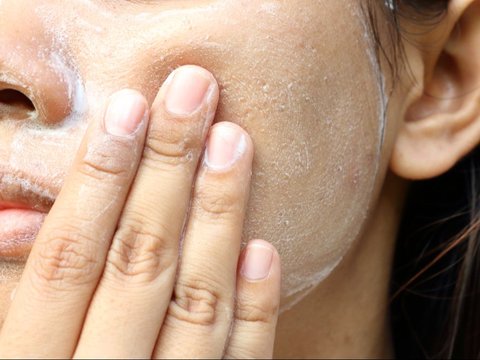 To Keep Your Skin Always Glowing, Pay Attention to 3 Things Before Exfoliating