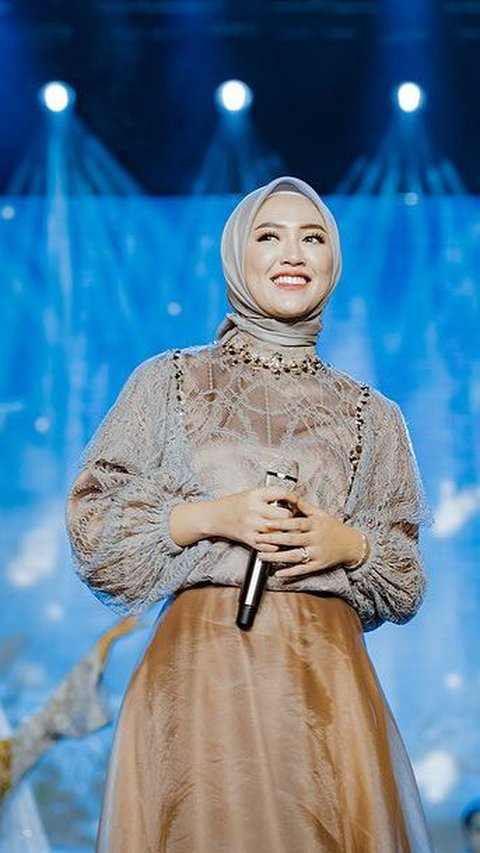 Potret Cantik Happy Asmara Tampil Berhijab saat Konser di Sukabumi, Bikin Pangling