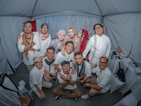Potret Cantik Happy Asmara Tampil Berhijab saat Konser di Sukabumi, Bikin Pangling