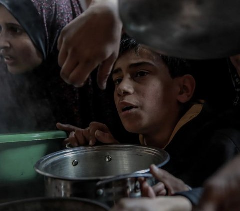 Food Crisis, Gaza Residents Forced to Eat Animal Feed