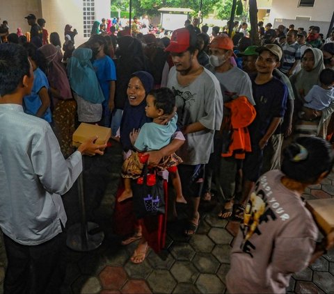FOTO: Antusiasme Warga Limo Depok Antre Panjang Demi Takjil Gratis di Masjid Wihdatul Ummah