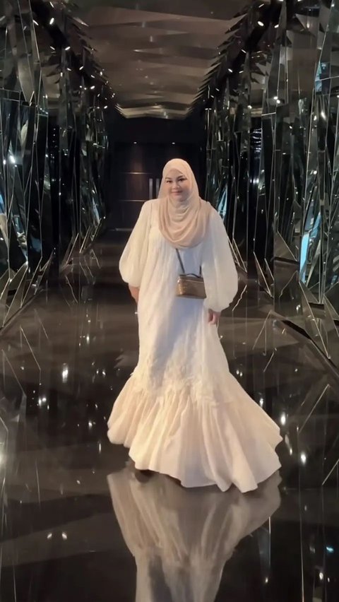 Aurel Hermansyah tampil dengan dress putih dengan model rok mermaid.