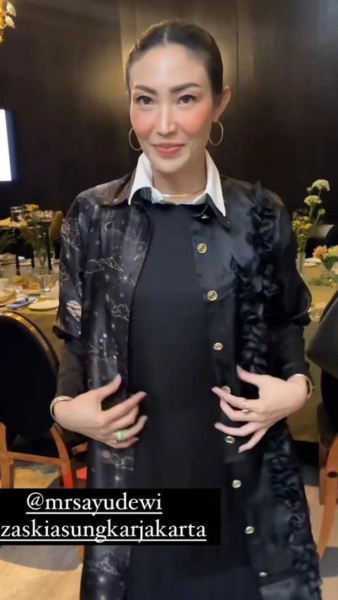 Ayu Dewi appeared wearing a black patterned outer from the Zaskia Sungkar brand.