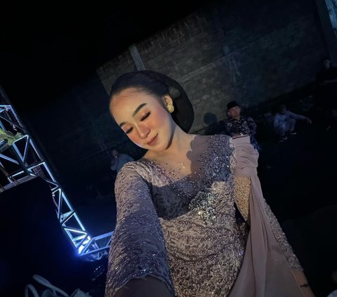 Portrait of Niken Salindry, a Young Dangdut Singer Who Consistently Wears Traditional Kebyar Dress During Performances, Her Appearance Receives Praise