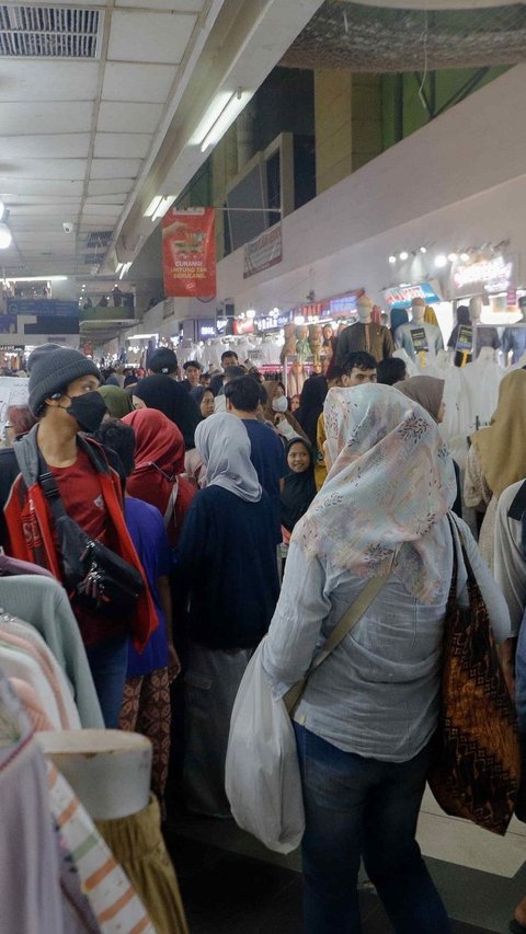 FOTO: Mendekati Hari Raya Idulfitri, Pasar Tanah Abang Diserbu Warga Sampai Mengantre