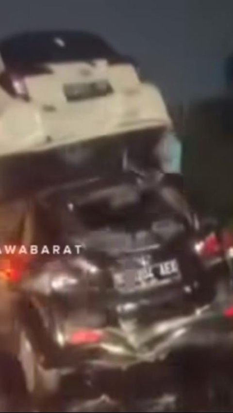 Kecelakaan Beruntun di Tol Purbaleunyi, Minibus Terangkat Diseruduk Sedan