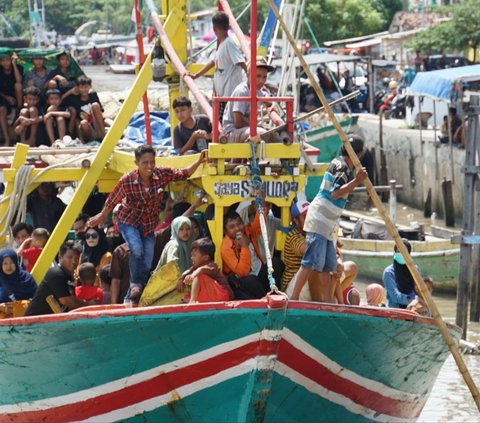 Keseruan Tradisi Praonan di Pasuruan, Warga Ramai-Ramai Naik Perahu Nelayan Rayakan Lebaran Ketupat