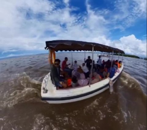 Keseruan Tradisi Praonan di Pasuruan, Warga Ramai-Ramai Naik Perahu Nelayan Rayakan Lebaran Ketupat
