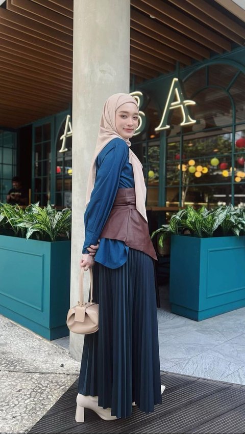 Potret Anggun Inara Rusli Berbalut Outfit Dramatic Blue