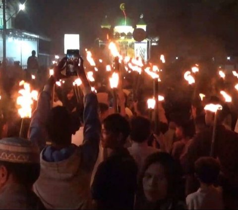 Ribuan Umat Muslim di Perbatasan Timor Leste Pawai Obor Bawa Pesan Toleransi