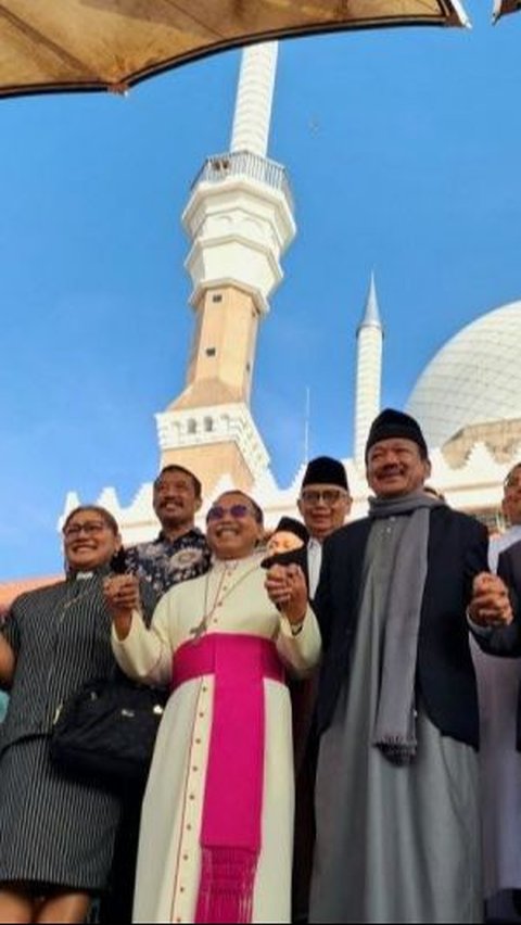 Uskup Agung Semarang dan Tokoh Lintas Agama Datangi Masjid Agung Jawa Tengah, Beri Ucapan Selamat Idulfitri ke Umat Muslim