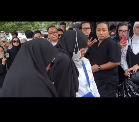 Sad Atmosphere at Babe Cabita's Funeral, His Wife Can't Hold Back Tears