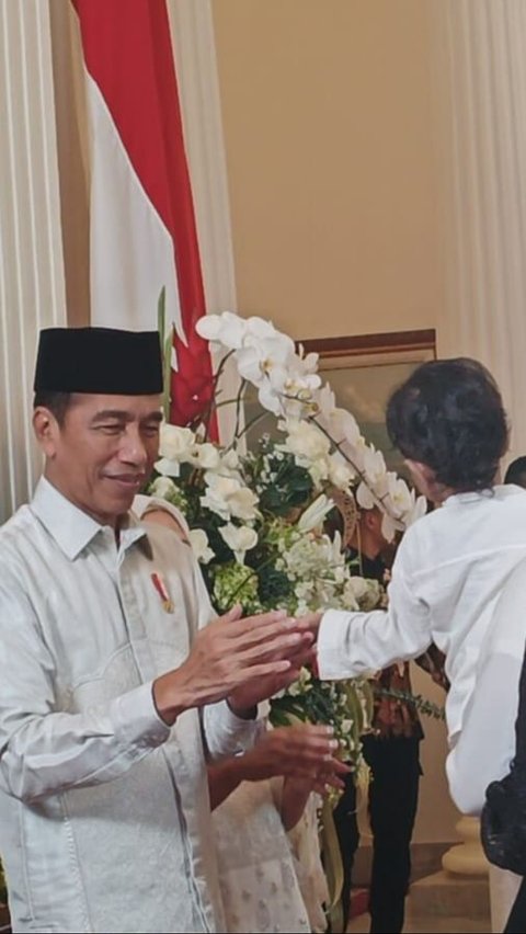 Demi Datang Open House Jokowi di Istana, Pria Asal Bandung Naik Motor Berangkat Dini Hari
