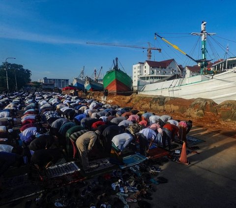Umat muslim warga yang ditinggal di seputaran pelabuhan melaksanakan salat Idulfitri 1445 Hijriah dengan khidmat di Pelabuhan Sunda kelapa, Jakarta,  Rabu (10/4/2024). Foto: merdeka.com / Arie Basuki