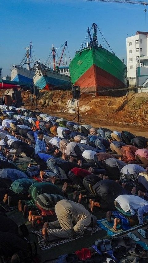 FOTO: Umat Muslim Khidmat Melaksanakan Salat Idulfitri 1445 H di Pelabuhan Sunda Kelapa<br>