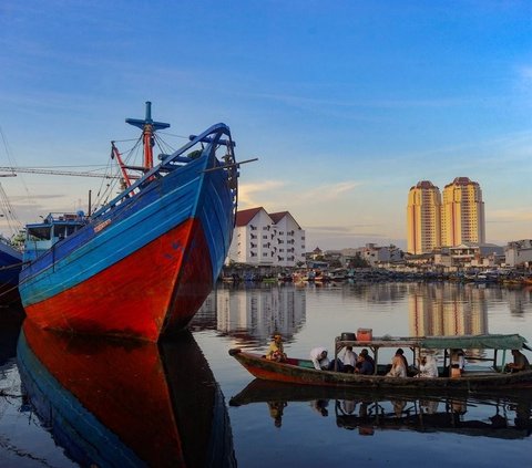 FOTO: Umat Muslim Khidmat Melaksanakan Salat Idulfitri 1445 H di Pelabuhan Sunda Kelapa