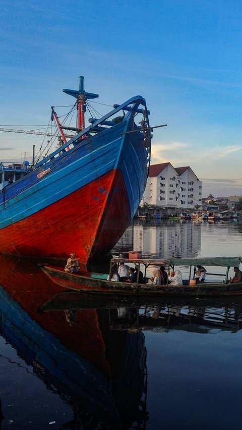 Sebagian warga di kawasan itu ada yang datang menggunakan perahu untuk bisa mengikuti ibadah salat ied berjemaah di tempat tersebut. Foto: merdeka.com / Arie Basuki