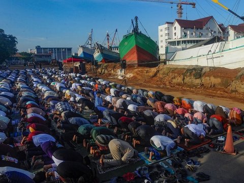 FOTO: Umat Muslim Khidmat Melaksanakan Salat Idulfitri 1445 H di Pelabuhan Sunda Kelapa