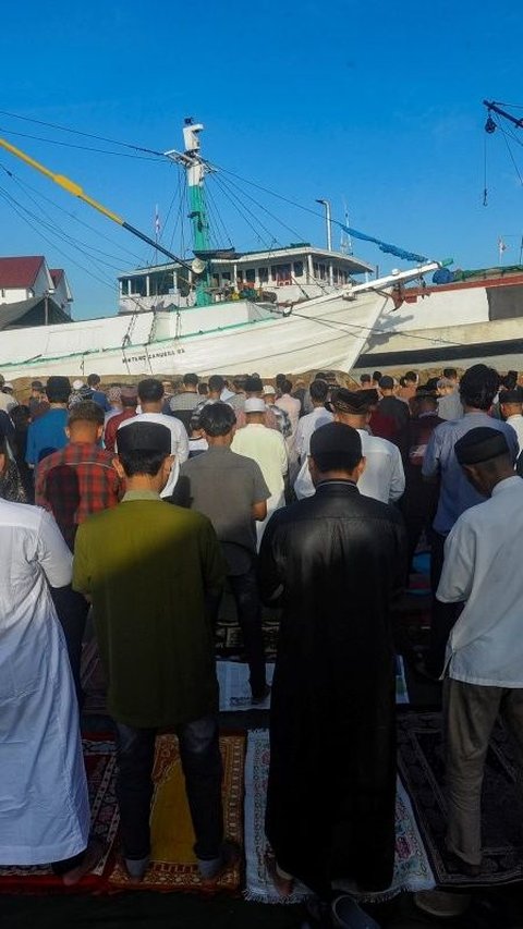 Umat muslim warga seputar pelabuahn elaksanakan shalat Idul Fitri 1445 Hijriah di pelabuhan Sunda kelapa, Jakarta,  Rabu (10/4/2024). Umat Islam merayakan Idul Fitri 1445 Hijriah setelah pemerintah menetapkan 1 Syawal 1445 Hijriah jatuh pada Rabu (10/4).