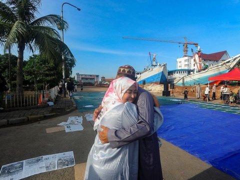 FOTO: Umat Muslim Khidmat Melaksanakan Salat Idulfitri 1445 H di Pelabuhan Sunda Kelapa