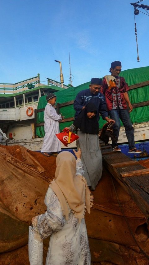 Jemaah muslim saat tiba di Pelabuhan Sunda Kelapa saat akan melaksanakan salat Idulfitri. Foto: merdeka.com / Arie Basuki