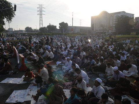 FOTO: Kekhusyukan Jemaah Muslim Jakarta Salat Idulfitri 1445 Hijriah di Pasar Senen