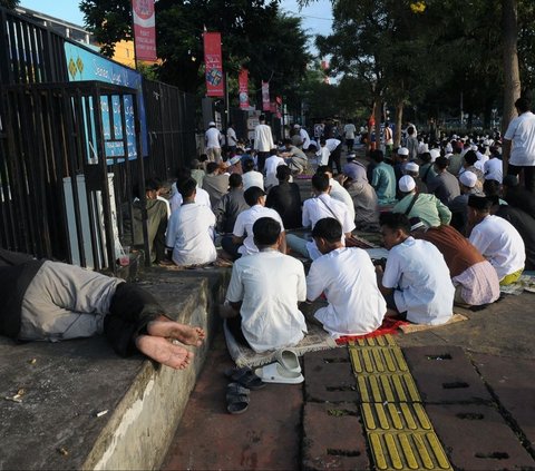 FOTO: Kekhusyukan Jemaah Muslim Jakarta Salat Idulfitri 1445 Hijriah di Pasar Senen