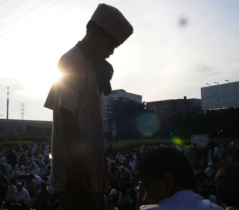 FOTO: Kekhusyukan Jemaah Muslim Jakarta Salat Idulfitri 1445 Hijriah di Pasar Senen