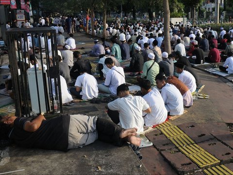 FOTO: Kekhusyukan Jemaah Muslim Jakarta Salat Idulfitri 1445 Hijriah di Pasar Senen