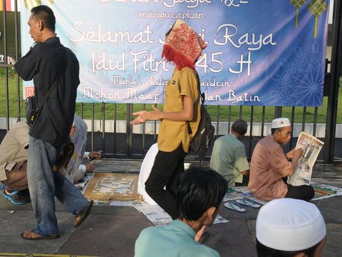 FOTO: Kekhusyukan Jemaah Muslim Jakarta Salat Idulfitri 1445 Hijriah di Pasar Senen