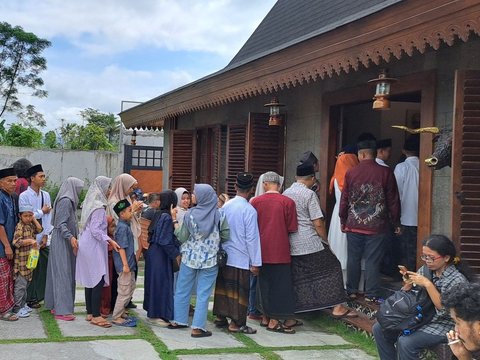 FOTO: Momen Open House di Kediaman Capres 03, Ini Antusiasme Warga yang Mengantre Silaturahmi di Rumah Ganjar Pranowo