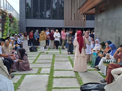 FOTO: Momen Open House di Kediaman Capres 03, Ini Antusiasme Warga yang Mengantre Silaturahmi di Rumah Ganjar Pranowo