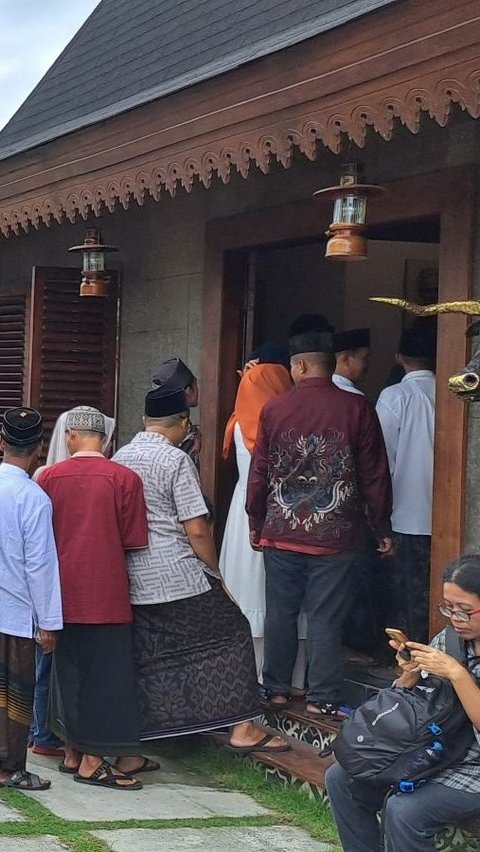 FOTO: Momen Open House di Kediaman Capres 03, Ini Antusiasme Warga yang Mengantre Silaturahmi di Rumah Ganjar Pranowo<br>