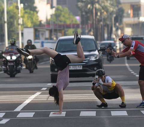 FOTO: Memanfaatkan Kelengangan Jalan Raya Protokol Jakarta untuk Berfoto Atraktif