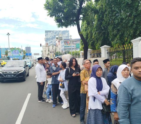 Seorang Wanita Pingsan Saat Antre Open House Jokowi di Istana Negara