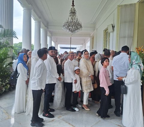 Seorang Wanita Pingsan Saat Antre Open House Jokowi di Istana Negara