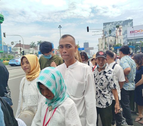 Seorang Wanita Pingsan Saat Antre Open House Jokowi di Istana Negara