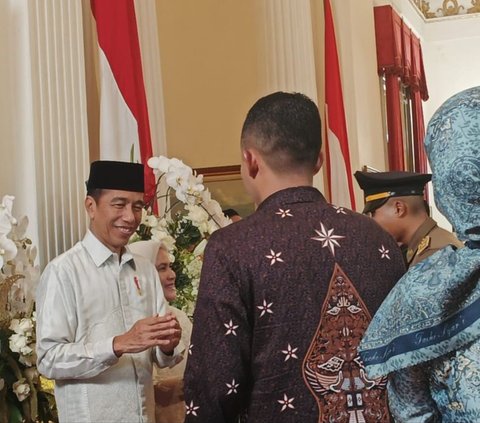 Seorang Wanita Pingsan Saat Antre Open House Jokowi di Istana Negara