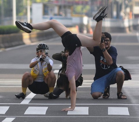 FOTO: Memanfaatkan Kelengangan Jalan Raya Protokol Jakarta untuk Berfoto Atraktif