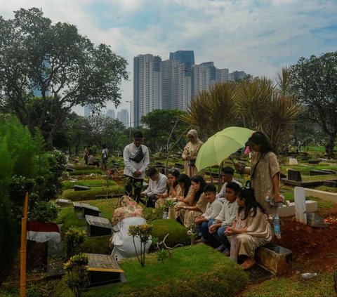 Umat Muslim melakukan ziarah kubur di makam keluarga di Tempat Pemakaman Umum (TPU) Karet Bivak, Jakarta, Rabu (10/04/2024). Foto: merdeka.com / Arie Basuki