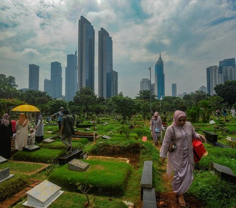 FOTO: Peziarah Kirim Doa hingga Tabur Bunga di TPU Karet Bivak Jakarta usai Salat Ied IdulFitri