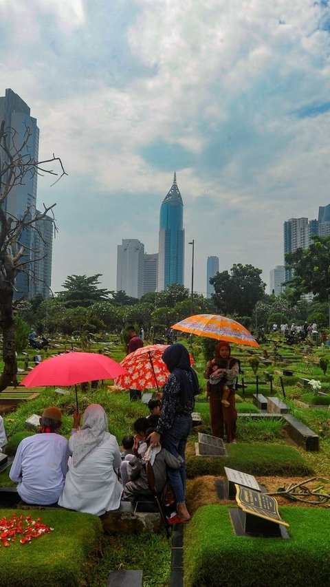 Salah satunya TPU Karet Bivak dibanjiri warga yang melakukan ziarah. Foto: merdeka.com / Arie Basuki