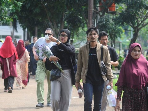 FOTO: Peziarah Kirim Doa hingga Tabur Bunga di TPU Karet Bivak Jakarta usai Salat Ied IdulFitri