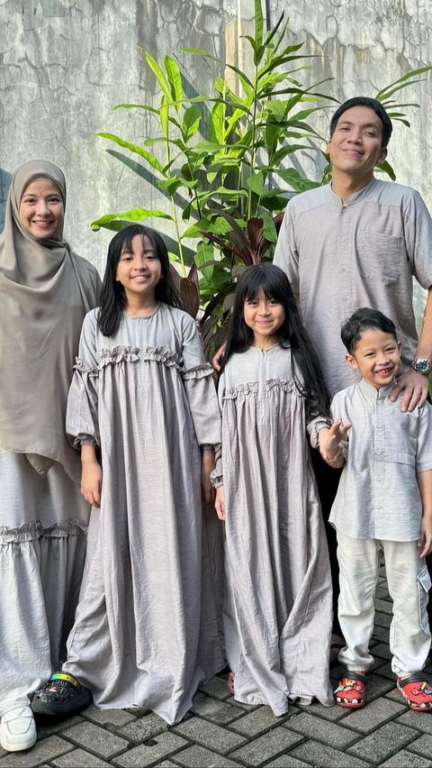 7 Portraits of Natasha Rizky and Desta Celebrating Eid al-Fitr Together with Their Children
