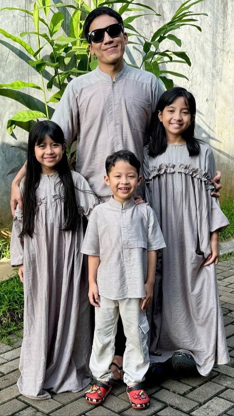 7 Portraits of Natasha Rizky and Desta Celebrating Eid al-Fitr Together with Their Children